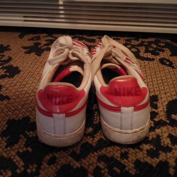 Women's Pink and White Nike Shoes 11 - Picture 4 of 4